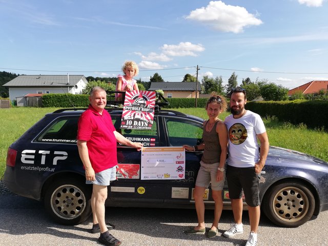 Nach dem Pothole-Rodeo ist vor der Spendenübergabe: Gernot Fröhlich und Birgit Fruhmann mit Gottfried Mekis (v.r.) | Foto: KK