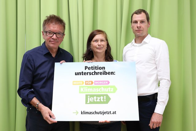 v. l.: Landesrat Rudi Anschober, Renate Leitinger (Abteilung für Umweltschutz, Land OÖ) und Hans-Peter Haslmayr (AGES - Österreichische Agentur für Gesundheit und Ernährungssicherheit GmbH). | Foto: Land OÖ/Lisa Schaffner