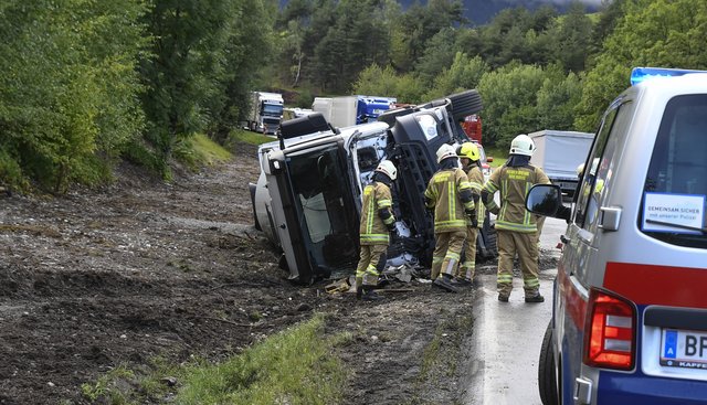 Der Lenker des Betonmischers wollte einem entgegenkommenden Fahrzeug ausweichen und kam daraufhin ins Schleudern.
