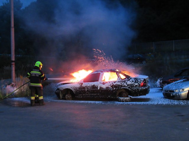 Üben und Trainieren, um Menschenleben retten zu können: Die Freiwilligen Feuerwehren Leoben-Stadt und Leoben-Göß beübten einen Verkehrsunfall mit mehreren beteiligten Fahrzeugen, wovon eines in Brand geriet.  | Foto: FF Leoben-Stadt (36)