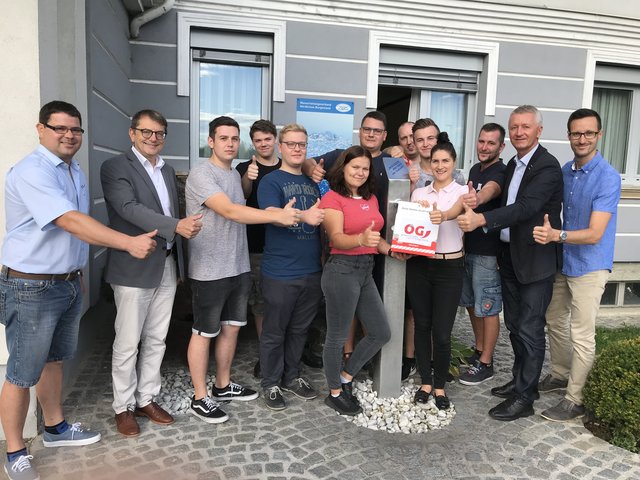 Gleich nach der Wahl: Lehrlinge, Gewerkschaftsjugend, der Betriebsrat und die Betriebsleitung des WLV, gratulierten dem neuen Jugendvertrauensrat und seinem neuen Vorstand Michael Makovich, zu dessen Wahl.