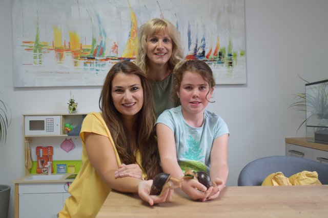 Logopädin Patricia Baldauf (links) mit Praxisbetreiberin Eva Christina Salzmann und einem ihrer Therapiekinder | Foto: Mörth