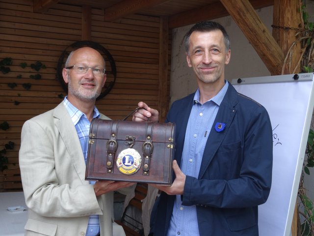P. Tassilo Boxleitner übergibt die Utensilien der Lions-Präsidentschaft an Thomas Huber (r.)
