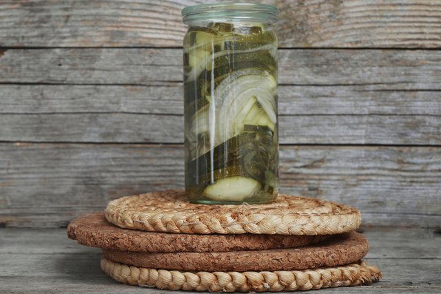 Mit eingelegten Zucchini holt man sich auch im Winter, den Sommer ins Haus zurück.  | Foto: Food-Stories.at