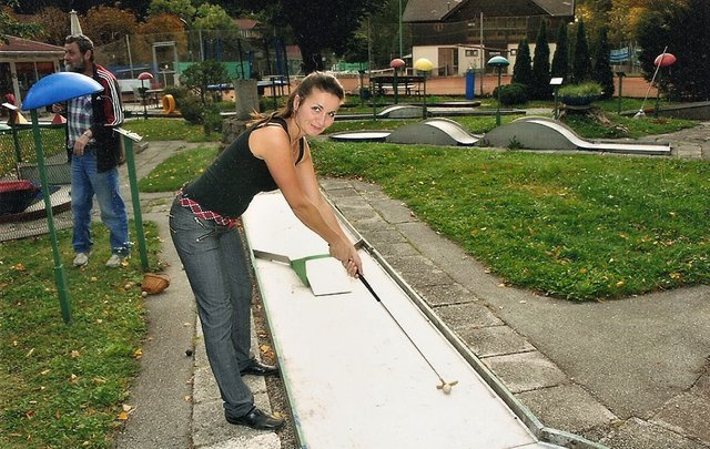 Scarlet schiebt entspannt eine ruhige Kugel auf dem Payerbacher Minigolfplatz. | Foto: Schuster