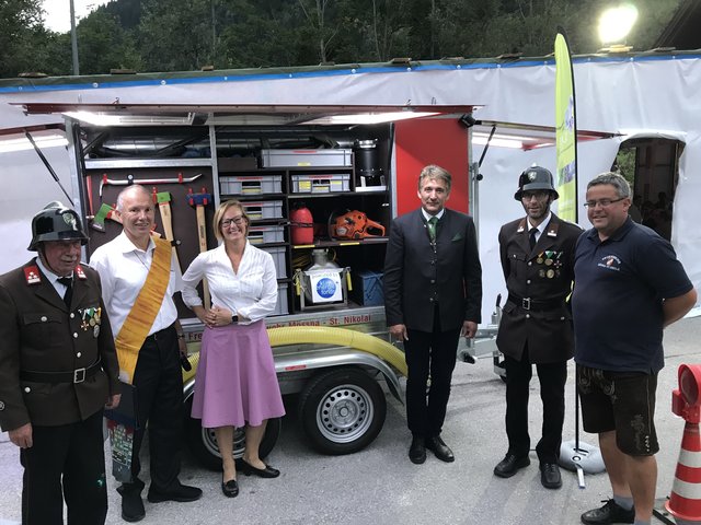 Feierliche Einweihung der neuen Schlammpumpe der FF Mössna - St. Nikolai: HLM Ferdinand Wieser, Diakon Wolfgang Griesebner, Natalie Prüggler, Bürgermeister Werner Schwab, LMdF Erich Menneweger, HBI Alfred Mörschbacher. (v.l.)