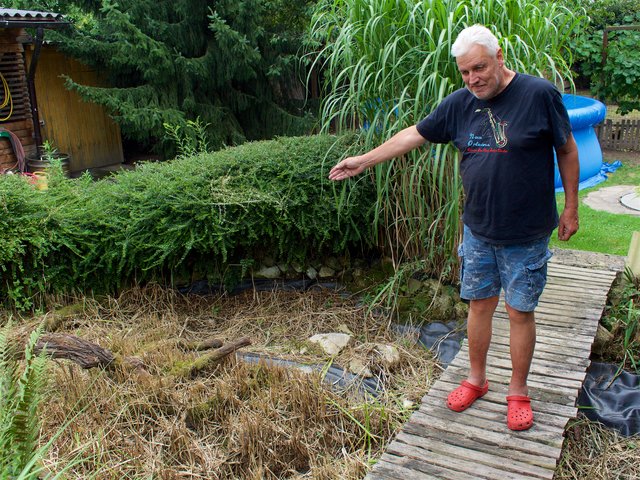 Gerald Pawlowitsch bei seinem Teich, den er mit seinem Brunnenwasser speiste. Der Brunnen liegt trocken, der Teich auch.