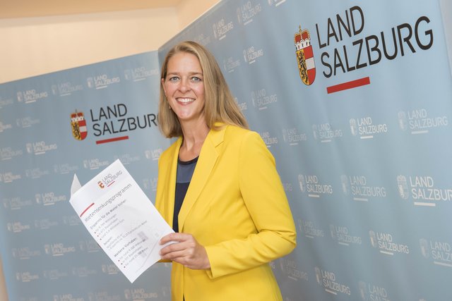 Wohnbaulandesrätin Andrea Klambauer: Vom zweiten Mietensenkungsprogramm profitieren rund 25.000 Salzburger in mehr als 9.000 Haushalten. Bis haben schon rund 9.800 Wohnungen vom ersten Programm monatlich mehr Geld im Börsl.