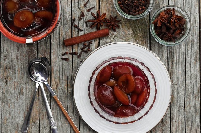 Zwetschken in Rum-Rotwein: "Wer den Schwips in Kauf nimmt, wird davon löffeln und löffeln und löffeln", lacht Enthammer.  | Foto: food-Stories.at