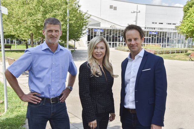 Trainer Wilhelm Lilge, Präsidentin der Sportunion, Dagmar Schmidt und ÖVP-Stadtrat Markus Wölbitsch (v.l.).