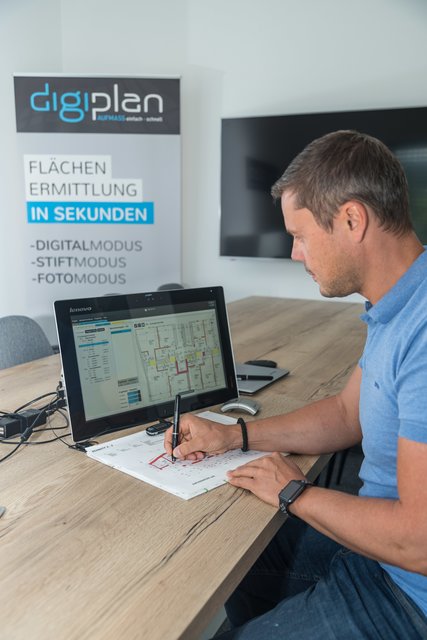 Geschäftsführer Michael Reisinger mit dem digitalen Stift und der Software am Werk.
