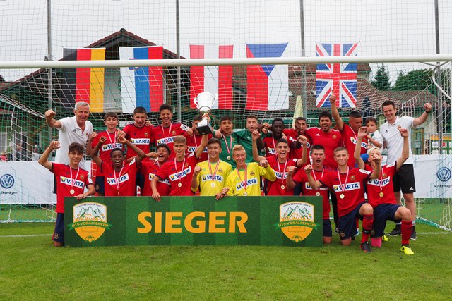 So sehen Sieger aus. Der SK Rapid Wien gewinnt den U-15-Voralpencup in Bad Wimsbach.