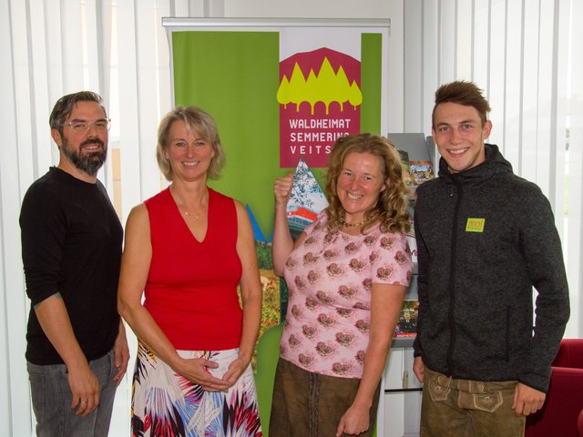 Matthias Pagger (re.) und Claudia Flatscher (2. v. r.) zu Besuch beim Tourismusverband Semmering-Waldheimat-Veitsch.