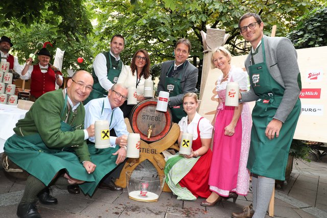 Stießen gemeinsam auf den Bauernherbst an: vorne; Porenta, LH Haslauer, Bimminger, Hölzl, Pointner; hinten: Trinker, Kinz, Leeb.