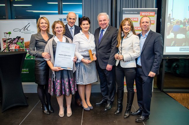 Im Beisein von LH Hermann Schützenhöfer nahmen Isabella Berghofer (2.v.l.) und Liane Berghofer (4.v.l.) den Preis entegegen.