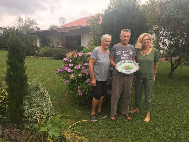 V.l.: Edeltraud und Peter Reczek mit "Natur im Garten"-Beraterin Dr. Birgit Nipitsch.