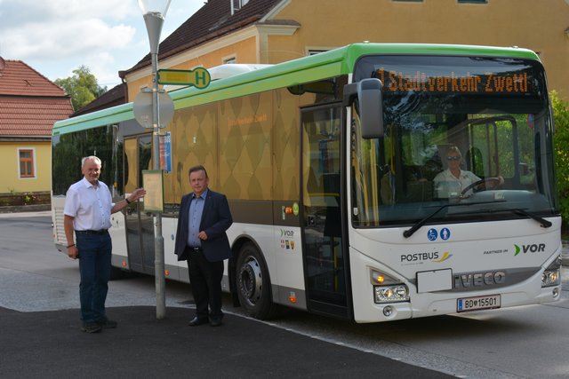 Geänderte Linienführung beim Zwettler Stadtbus: Bürgermeister LAbg. Franz Mold und Vizebürgermeister DI Johannes Prinz bei der Stadtbus-Haltestelle vor dem Stadtamt in der Gartenstraße.