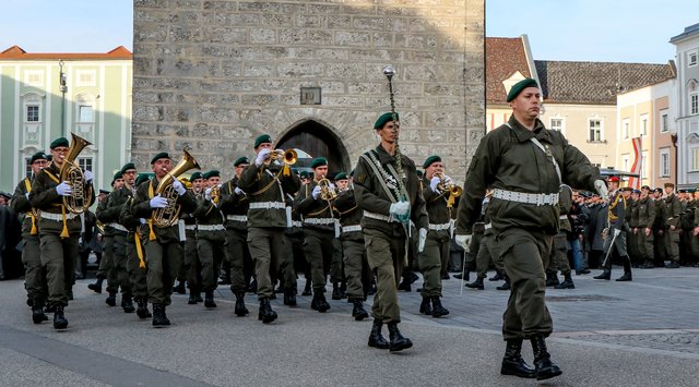 Die Militärmusik OÖ beehrt die Welser Burggartenkonzerte mit ihrem Aufmarsch und Können.