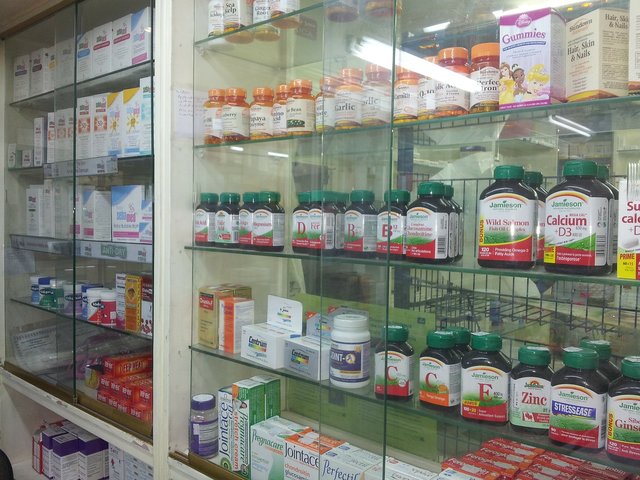 Immer wieder kommt es zu Problemen bei der Medikamentenvergabe durch Apotheken. Dieses Problem könnte behoben werden, wenn Ärzte Medikamente in ihren Hausapotheken vergeben könnten.