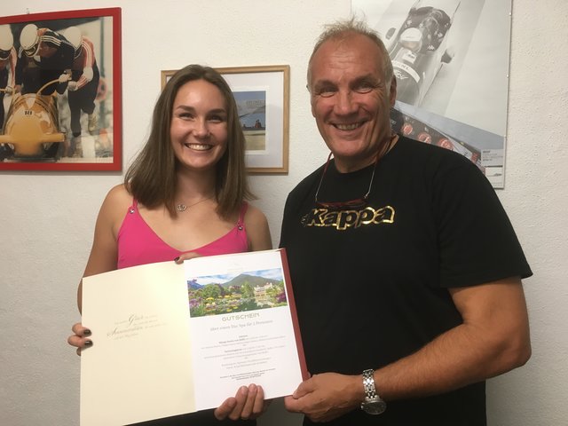 Trainer Gerhard Rainer überreichte Lea Haselwanter den Preis.