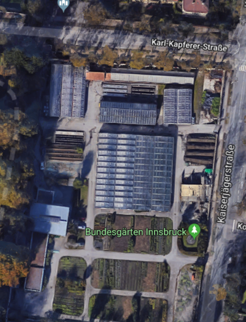 Im Grunde ist die Fläche, die für den Busparkplatz geopfert werden soll schon zum Teil versiegelt. Dort befinden sich die Glashäuser. | Foto: Googlemaps