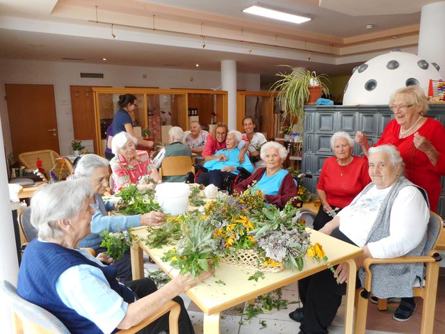 Die fleißigen Blumenbinderinnen aus dem SWH St. Barbara