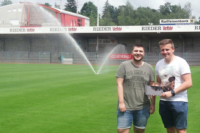 Johannes Hütter und Deniz Husic von der HTL Braunau entwickelten eine moderne Steuerung für das Flutlicht und die Bewässerung des Rieder Leichtathletik-Stadions.
