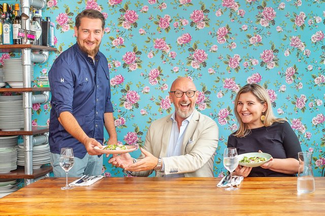 Soulfood in der Soulkitchen: Walter Triebl (l.) kochte für Rolling-Pin-Chef Jürgen Pichler und WOCHE-Redakteurin Martina Maros-Goller auf.