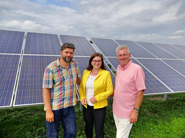 Anlagengründer Josef Wild und sein Sohn Thomas haben Nationalrätin Melanie Erasim über die Photovoltaik-Anlage Wultendorf informiert. | Foto: SPÖ, Hinterberger