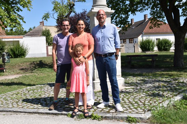 Am Josefsplatz: Ch. Fischer, J. Pfann mit Tochter, N. Horvath.