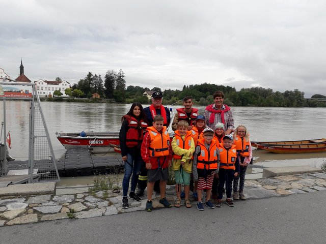 Franz Angerer kontrollierte vor der Motorbootsfahrt mit der Feuerwehr, ob alle Kinderschwimmwesten sitzen.