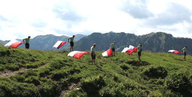 Fahnenschwingen durch Landjugend-Mitglieder. | Foto: LJ Aurach