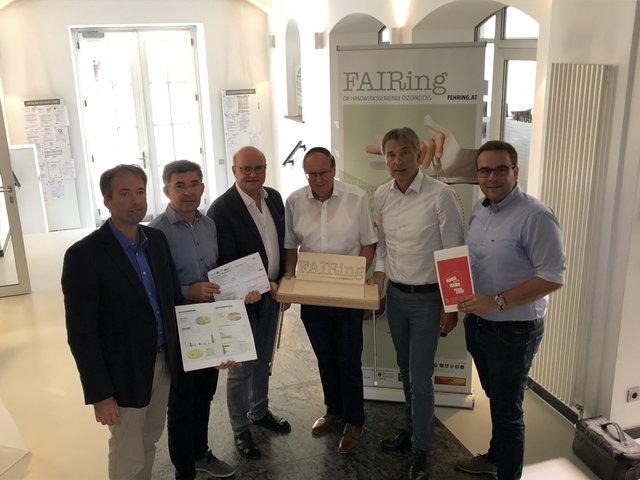 Stehen für regionales Handwerk ein: Christian Krotscheck, LAbg. Franz Fartek, Bgm. Ferdinand Groß, Bgm. Robert Hammer, Bgm. Johann Winkelmaier und Klaus Sundl von der Stadtgemeinde Fehring (v.l.).
