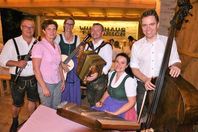 Die Geschwister Friedrich und Mundartdichterin Elfi Groß unterhielten im Wirtshaus Friedrich in Geiseldorf.