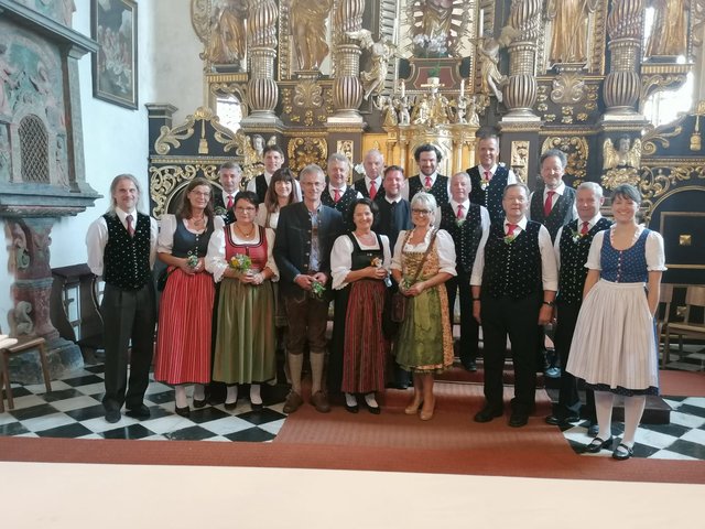 Obfrau Anita Pinter mit den Ehrengästen und dem MGV Heimatklang Bach