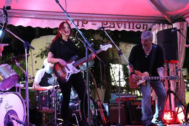 Die Frank Get Band - ausgezeichnet mit zahlreichen Awards - tourte bereits weltweit und brachte 14 Alben auf den Markt. Am Wochenende rockten Frank Get, Giulio Roselli, Marco Mattietti und Tea Tidic gemeinsam mit Anthony Basso die Bühne am Trabochersee.