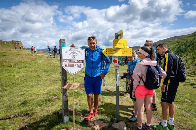Prominente Begleitung wie Fritz Strobl beim Wandertag.