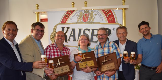 v.l.n.r.: Herbert Bauer (Regionaler Verkaufsdirektor Brau Union Österreich), Thomas Stockinger (Wirtesprecher OÖ und Gastronom), Fritz Strondl (2. Platz, „Strondl Catering“), Siegerin Johanna Aigner (“Gasthaus Django“), Josef Aigner („Gasthaus Django“), Josef Paukenhaider (Regionaler Verkaufsdirektor Brau Union Österreich), Gernot Barounig (Kaufm. Direktor Museen der Stadt Linz)