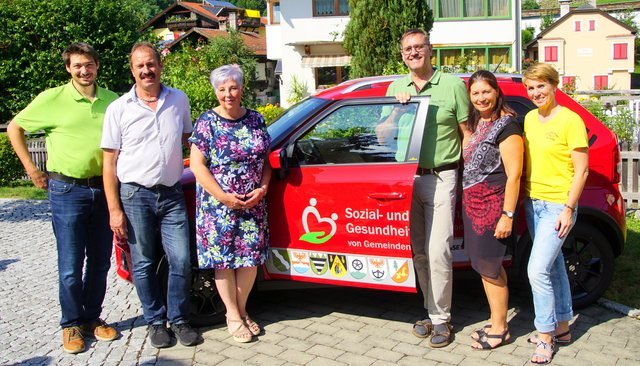 Sprengel GF Tobias Bitterlich, Brandenbergs Vize-Bgm Georg Haaser, Annemarie Rupprechter (Brandenberger Lichteradvent), Sprengelobmann Markus Bischofer (Bürgermeister Alpbach), Elisabeth Rohregger (Brandenberger Lichteradvent) und Pflegedienstleiterin Monika Falch (v.l.) bei der Fahrzeugweihe.
