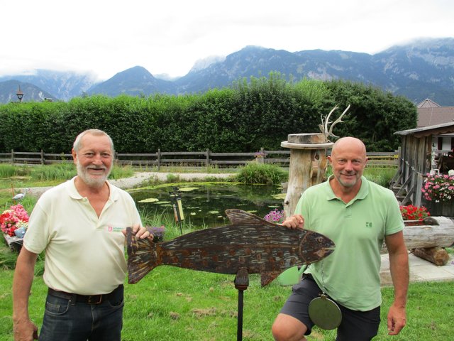 Der Regionalobmann des Fischereiverbandes Steiermark, Markus Kraml (rechts), lud die Petri-Heil-Kameraden zum Gedenkfischen ein.