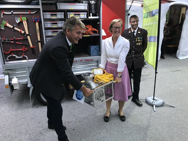 Übergabe der Schlammpumpe für den Katastropheneinsatz durch Bürgermeister Werner Schwab und KLAR! Managerin Natalie Prüggler.