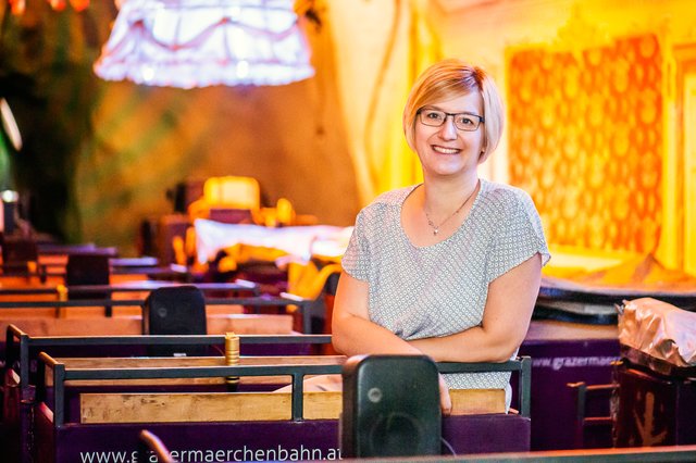 Zauberhaft: Barbara Lamot ist Betriebsleiterin und kennt die Märchenbahn in- und auswendig. | Foto: Foto Jörgler