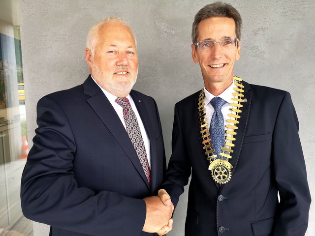 Amtsübergabe beim Rotary Club Kufstein: Harald Bortolotti übergibt an Walter Grießer das Präsidentenamt und wünscht ihm und seinem neuen Vorstand viel Erfolg.