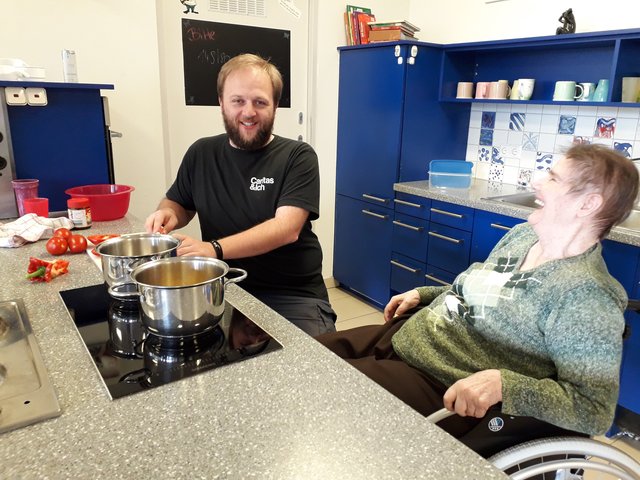 Thomas Körbler hilft der Klientin Charlotte Stromberger beim Kochen