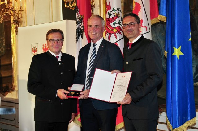 Bezirkshauptmann a. D. Herbert Hauser wurde für seine Verdienste geehrt. | Foto: Hassl