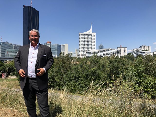 Bezirksvorsteher Ernst Nevrivy auf der Donauinsel mit Blick Richtung Donaustadt. Im bz-Sommergespräch nimmt er Stellung zu heißen Themen im Bezirk.
