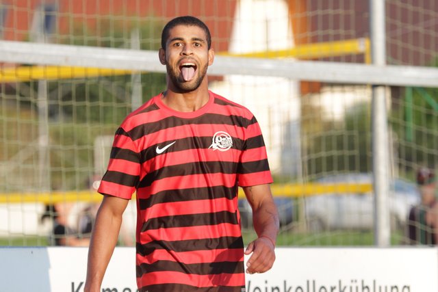 Der Spaß-Brasilo in den Reihen der Rieder-Reserve war wieder einmal der Beste: Felix Harrer nach seinem Assist zum 4:2.