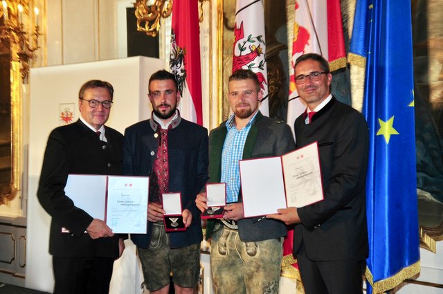 Simon Leis (2.v.r.) und Rene Vindl (2.v.r.) wurden von den Landeshauptleuten Günther Platter und Arno Kompatscher ausgezeichnet.
