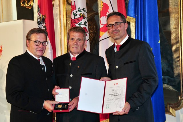 Dem ehemaligen Axamer Bürgermeister Rudolf Nagl wurde das Verdienstkreuz des Landes Tirol verliehen. | Foto: Hassl