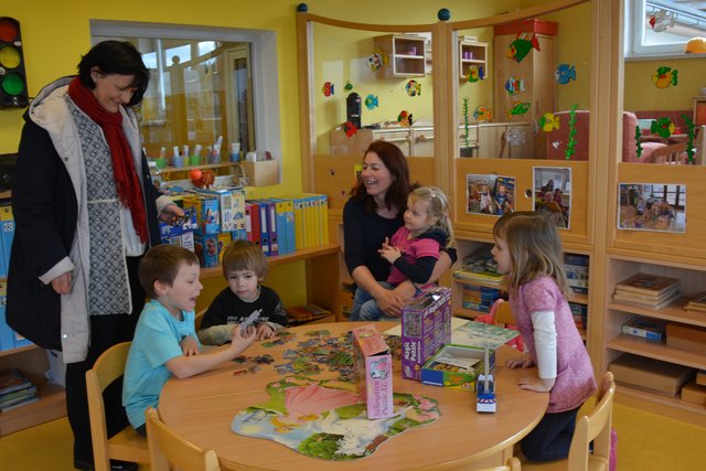 Ein Mal im Jahr besucht Andrea Wiesmüller (l.) die Kindergärten.